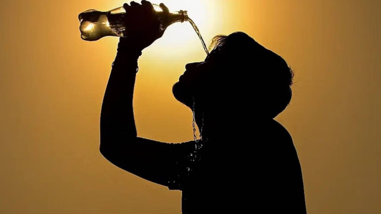 UP Weather News: चिलचिलाती धूप और गर्मी से हाल बेहाल, 37 जिलों में लू की चेतावनी; जानें अपने जिले का हाल UP Weather News हीटवेव/लू/गर्मी (साभार- amar ujala)