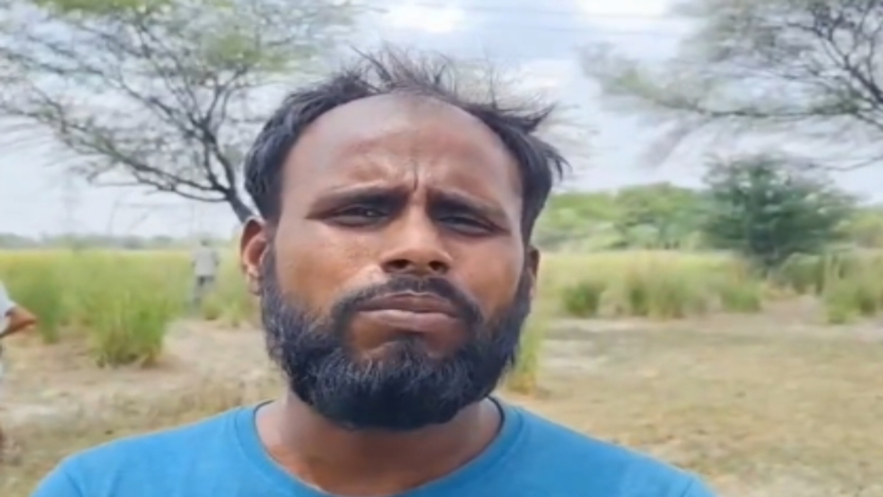 Fatehpur Crime News; जानकारी देता सृतक का भाई सोनू (Source; Barkahi)