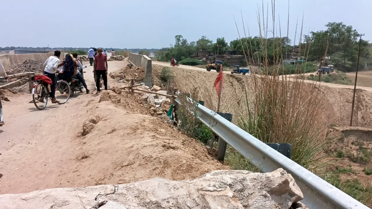 Kishanpur Turki Nala, टूटे पुल से निकलते लोग, Source; Batkahi