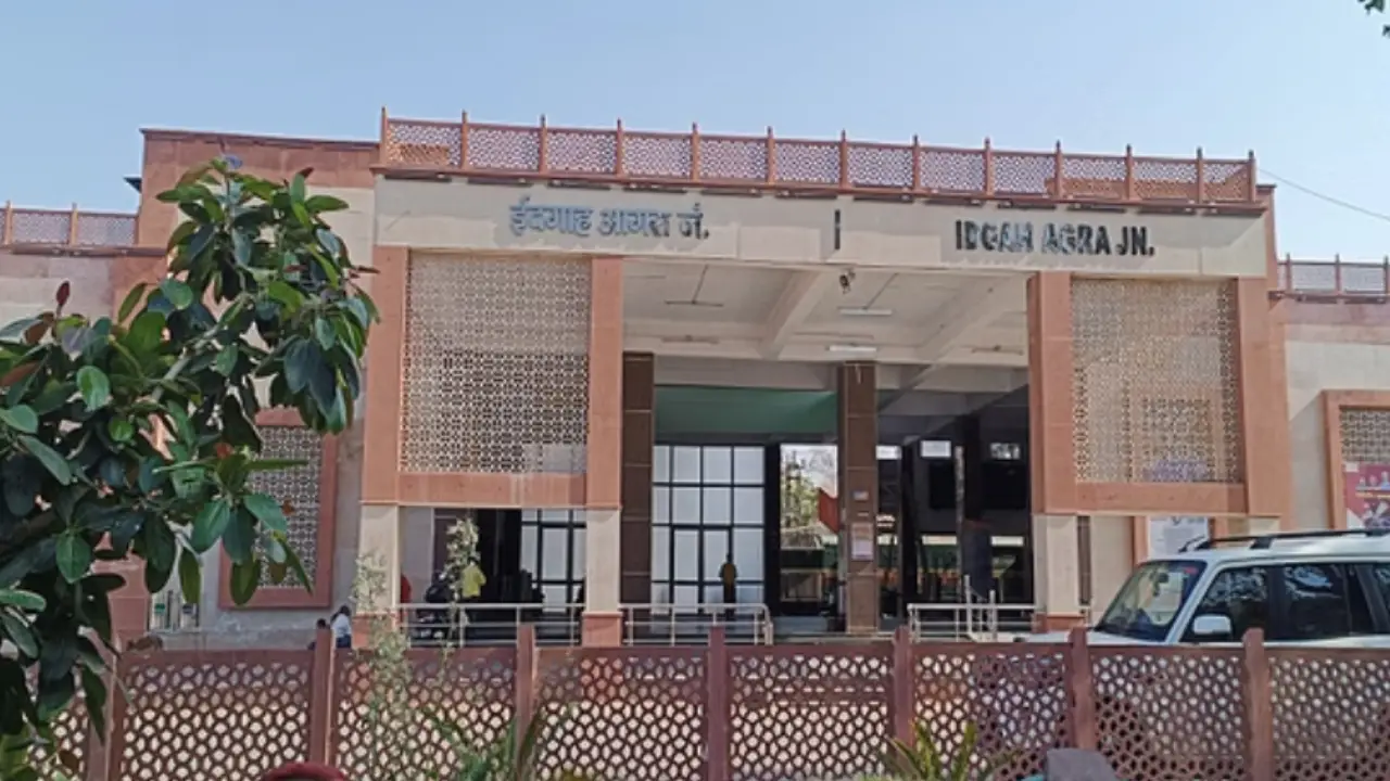 Trains Route Change Update: अब आगरा फोर्ट स्टेशन पर नहीं रुकेंगी प्रयागराज जंक्शन जानें वाली ये ट्रेनें, इस स्टेशन से मिलेंगी; पढ़ें अपडेट Trains Route Change Update, Idgah Railway Station (Source; Amar Ujala)
