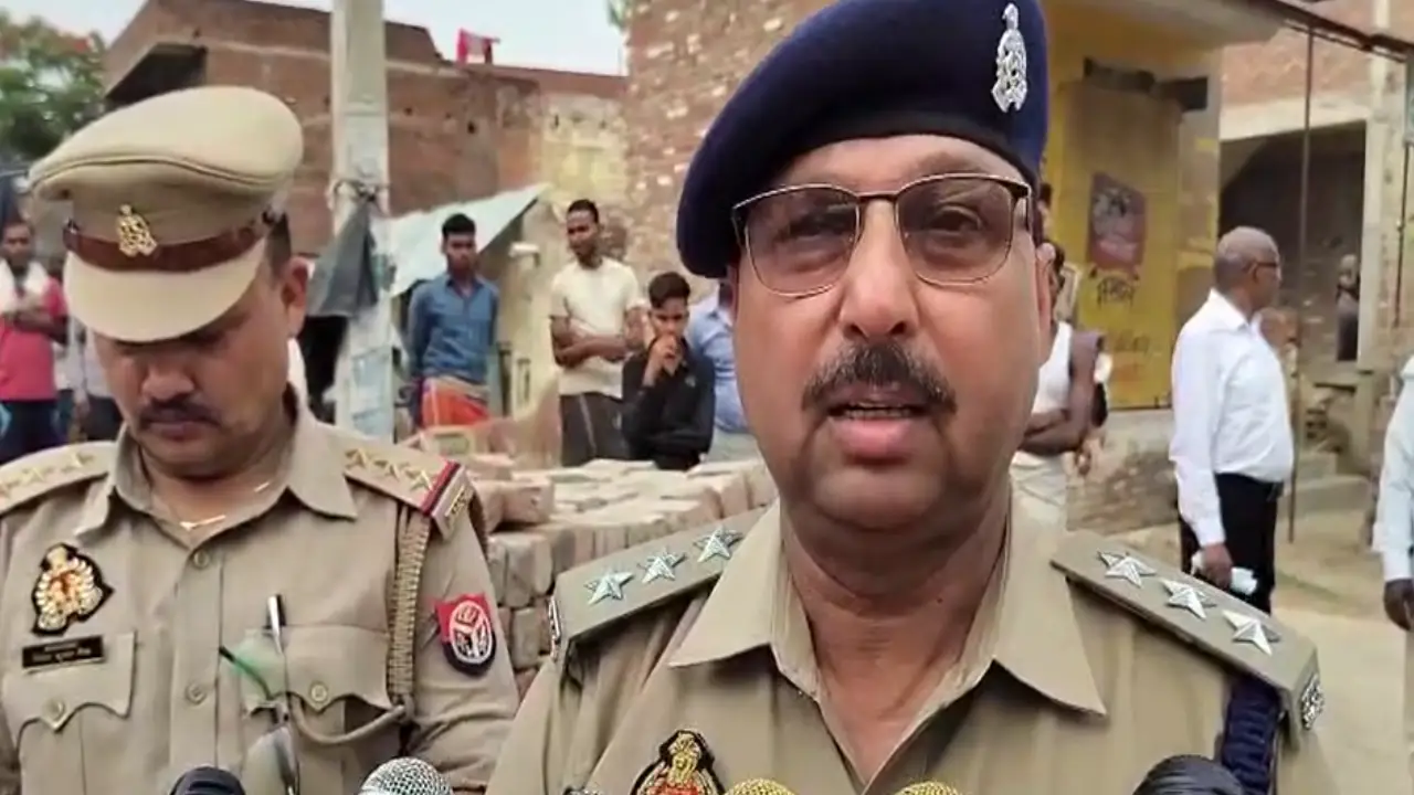 Fatehpur Crime News: अविवाहित बहन हुई गर्भवती… तो भाई ने मार डाला, घर के अंदर दफना दी लाश; पढ़ें पूरी खबर Fatehpur Crime News; जानकारी देते सीओ वीर सिंह (Source- Batkahi)