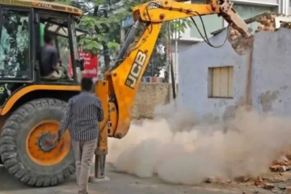 Fatehpur News: दलित दिव्यांग दंपती का घर ढहाने पर घमासान, SDM निलंबित… एक अन्य अधिकारी पर भी गिर सकती गाज Fatehpur News: घर गिराती जेसीबी-Demo, (Source; Social Media)