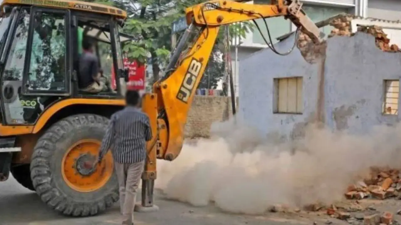 Fatehpur News: घर गिराती जेसीबी-Demo, (Source; Social Media)