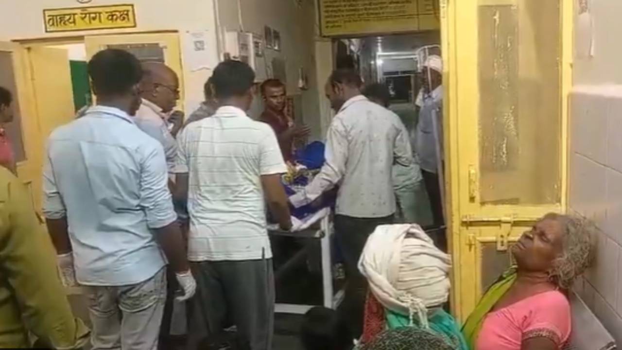Fatehpur Accident News; अस्पताल में घायलों को देखते डॉक्टर (Source; Batkahi)