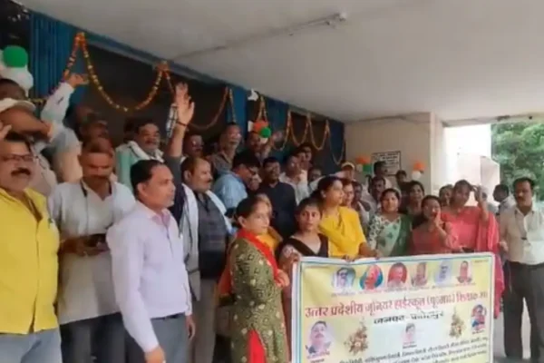 Fatehpur News: SC के ‘TET अनिवार्य’ आदेश के खिलाफ शिक्षक लामबंद, फैसला वापस न होने पर दी आंदोलन की चेतावनी Fatehpur News: SC के 'TET अनिवार्य' आदेश के खिलाफ शिक्षक लामबंद (Source; batkahi)