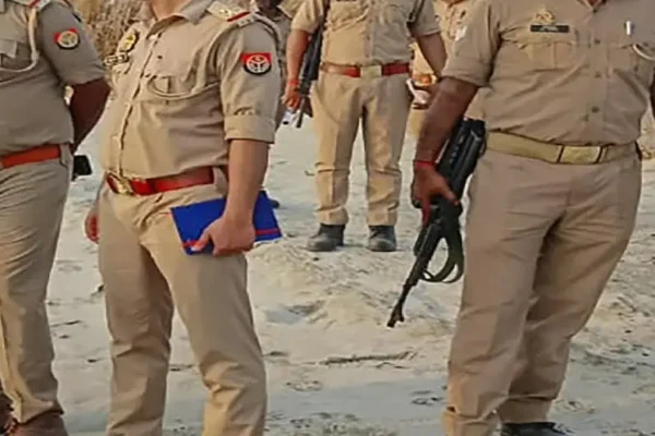 Fatehpur Crime News, जांच करती पुलिस; Source; Social Media