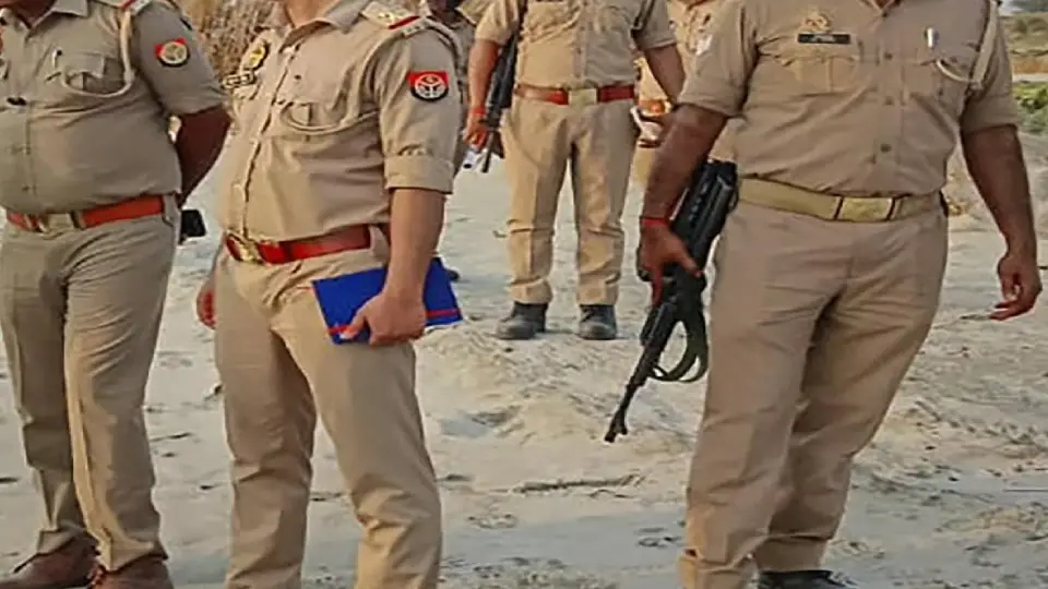 Fatehpur Crime News, जांच करती पुलिस; Source; Social Media